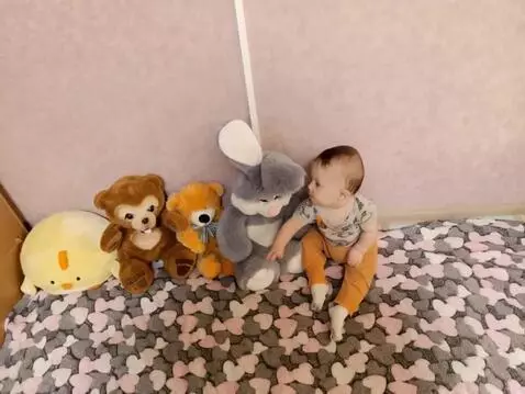 AI Video from prompt: "Bring the photo to life: the baby turns his hea