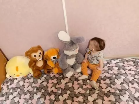 AI Video from prompt: "Bring the photo to life: the baby turns his hea