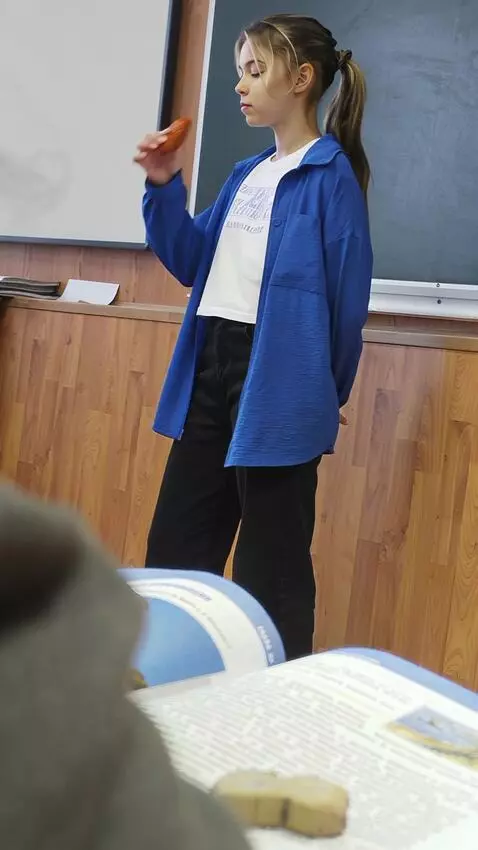 AI Video from prompt: Она ест крылышки кфс