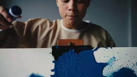 AI Video from prompt: Смачно плюну на холст синий цвет Брызну чёрным и