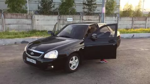 AI Video from prompt: 6 schempanzees get out of this car from all the 