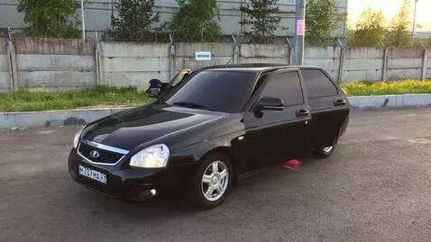 AI Video from prompt: 6 schempanzees get out of this car from all the 