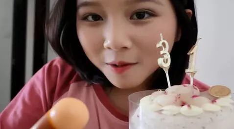 AI Video from prompt: wear bras，sucking a hotdog