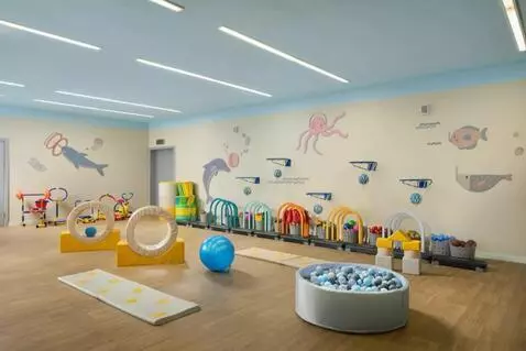 AI Video from prompt: Make video in knitted style, but content on phot