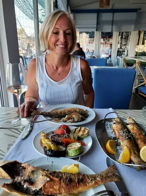 AI Video from prompt: Женщина с фотографии одета в мини юбку, колготки