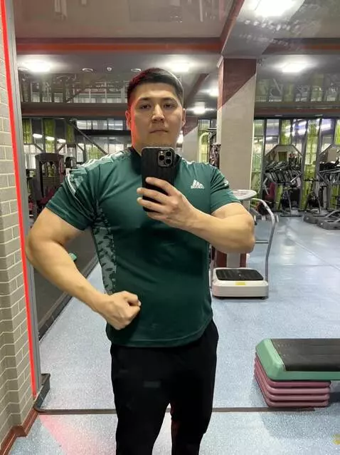 AI Video from prompt: Сделай мускулистым но максимально натурально и д