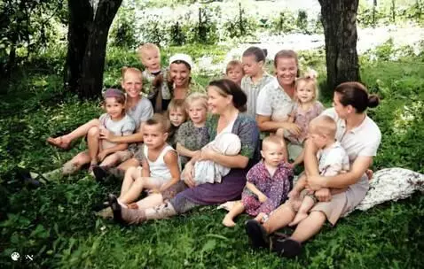 AI Video from prompt: Люди улыбаются. Играют с детьми.