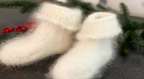 AI Video from prompt: Маленькая девочка надевает эти носочки , и мило 