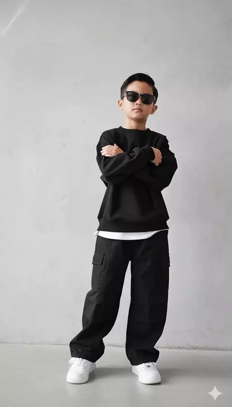 AI Video from prompt: Model anak laki-laki tersebut menyilangkan tanga