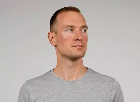 AI Video from prompt: человек на фото должен медленно сделать следующи