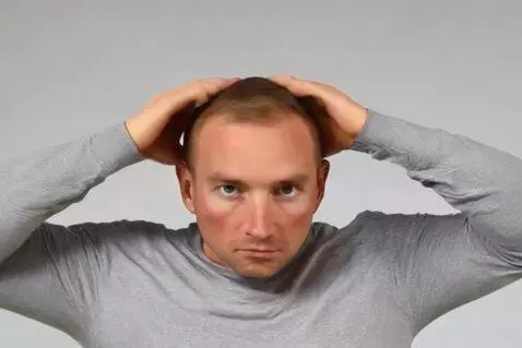 AI Video from prompt: человек на фото должен медленно сделать следующи