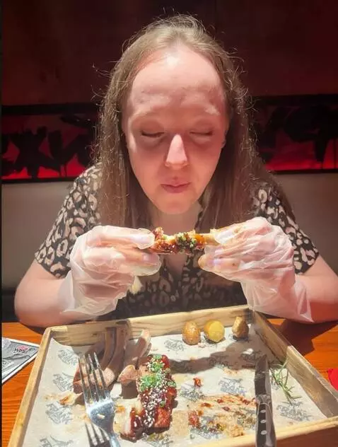 AI Video from prompt: Сгенерируй видео, как эта девушка без знания ино