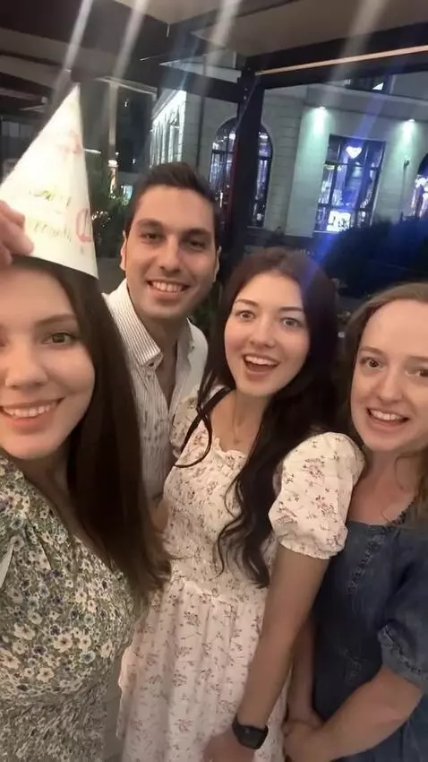 AI Video from prompt: Анимируй это фото. Должна быть атмосфера теплой 