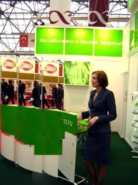 AI Video from prompt: Женщина с фотографии одета в мини юбку, колготки