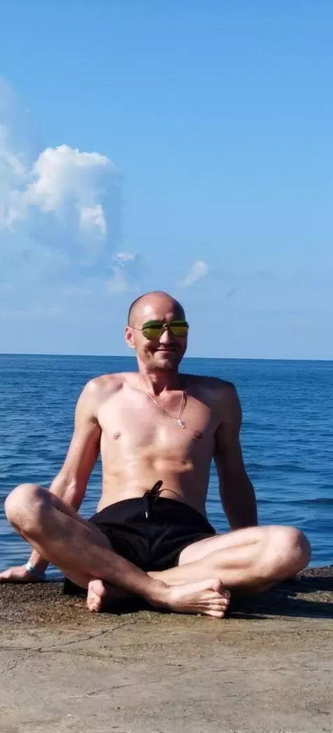 AI Video from prompt: Танцует под музыку и ныряет в реку