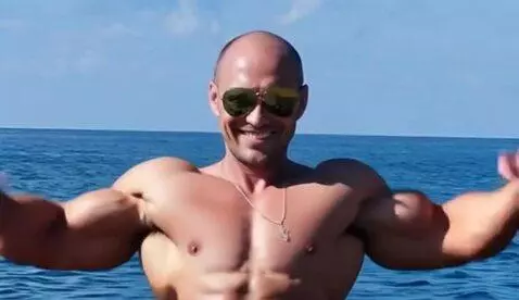 AI Video from prompt: Красует мышцами на камеру