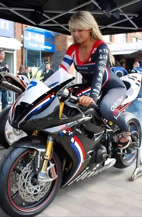 AI Video from prompt: Женщина медленно едет на мотоцикле и делает берн