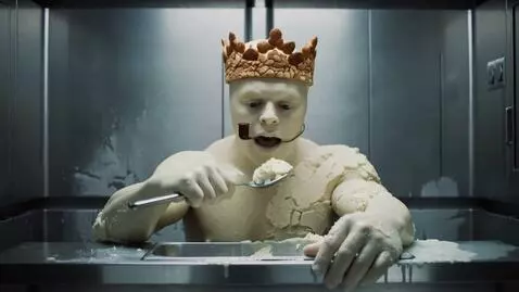 AI Video from prompt: Homem feito totalmente de soverte se comendo com