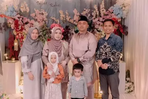 AI Video from prompt: After the photo they greeted each other