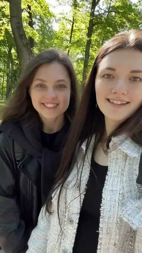 AI Video from prompt: Оживи двух девушек на фото. атмосфера теплая, др