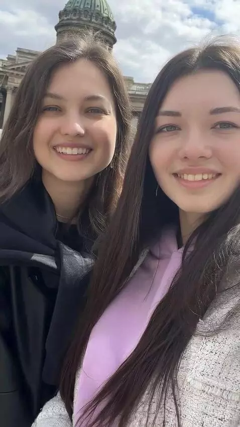 AI Video from prompt: Оживи двух девушек на фото. атмосфера теплая, др