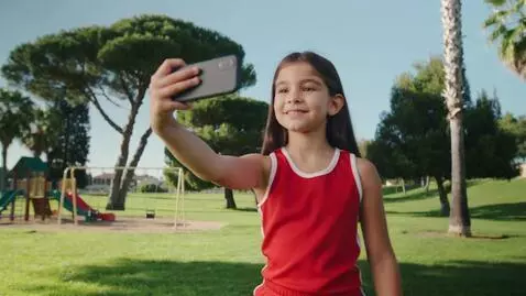 AI Video from prompt: Молодая девушка  селфи на камере горизонтально в