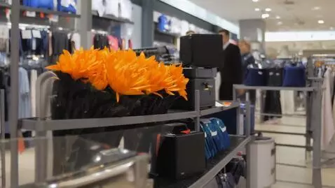 AI Video from prompt: Рекламный ролик, магазина бытовой техники, под н