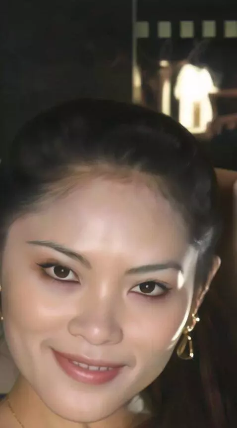 AI Video from prompt: 她全身只穿着一件白色且大领口的紧身丝绸，拥有完美的身材曲线，挺拔有弹性的乳房，细腰，强韧有力大腿