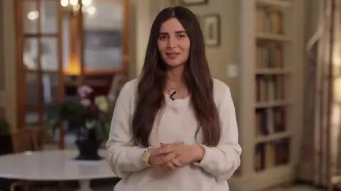 AI Video from prompt: девушка 17 лет стоит прямо лицом в камеру, потом