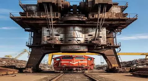 AI Video from prompt: mesin press bergerak turun perlahan meremas loko