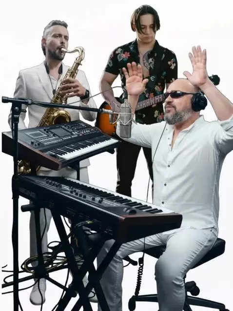 AI Video from prompt: Studio style. All the musicians in the photo sim