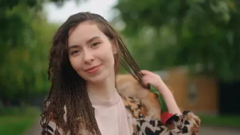 AI Video from prompt: Эта ситуация звучит довольно необычно и даже ком