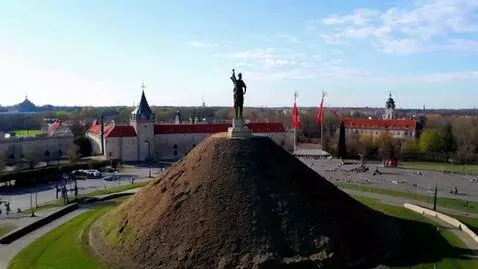 AI Video from prompt: Наша экскурсия начинается с посещения Кургана Бе