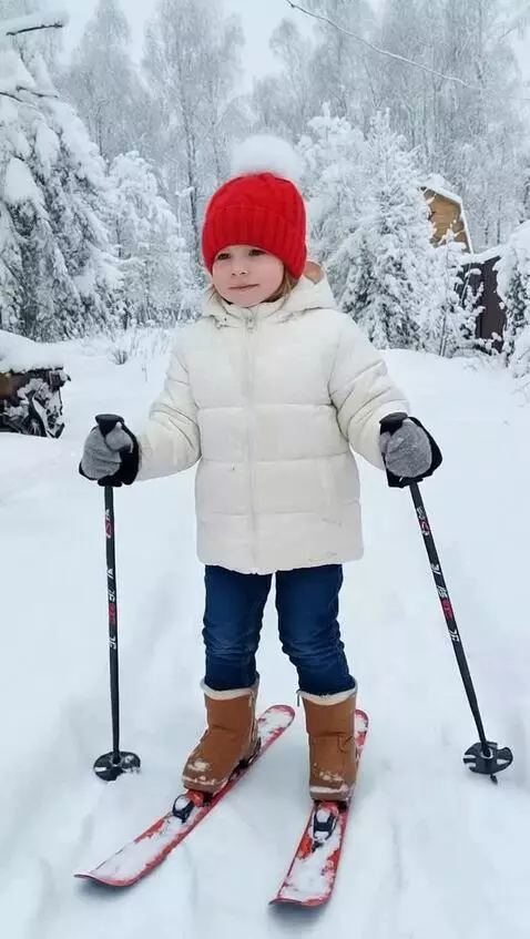 AI Video from prompt: лицо маленькой девочки оставить без изменений. д