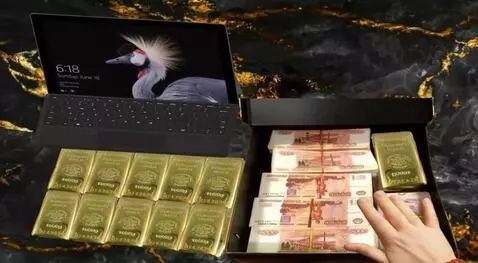 AI Video from prompt: перебирает золотые слитки и пачки с деньгами