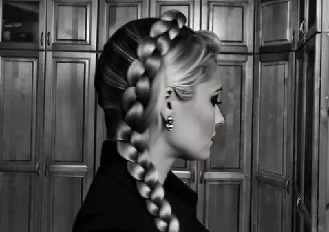 AI Video from prompt: ходит по комнате в ритме, руки в боки