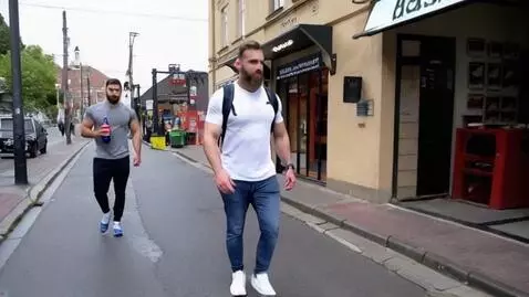 AI Video from prompt: Сценарий видеоролика 1. Начальная сцена — улица 