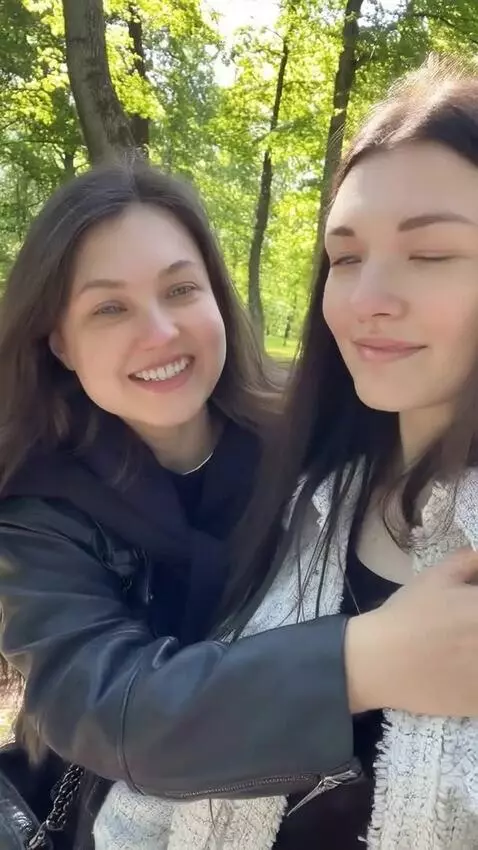 AI Video from prompt: сгенерируй видео их данного фото. атмосфера тепл