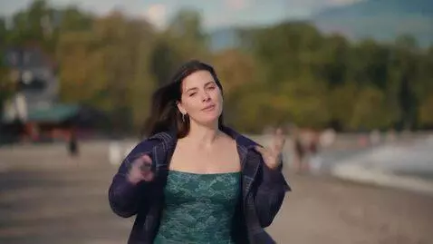 AI Video from prompt: Девушка рассказывает историю о радостном