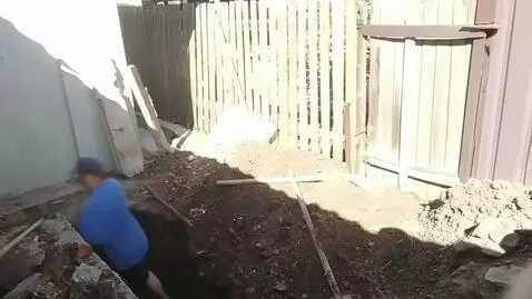 AI Video from prompt: человек в яме берёт кирку и начинает долбить зем