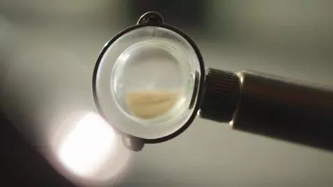 AI Video from prompt: Крупный план на настольные или винтажные песочны