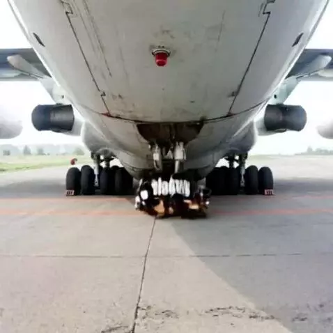 AI Video from prompt: Самолёт движется летят снизу где колёса осколки 