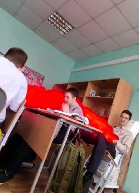 AI Video from prompt: Сделай так чтобы мальчик который сидит на стуле 