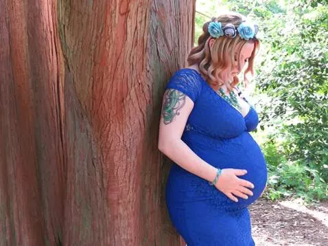 AI Video from prompt: pregnant woman removes skirt