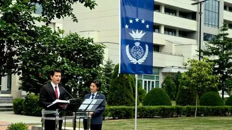 AI Video from prompt: Азиат расказывает законый на плошади  с белым до