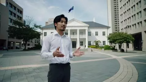 AI Video from prompt: Азиат расказывает законый на плошади  с белым до