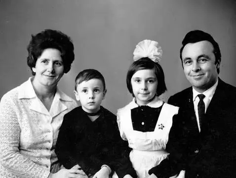 AI Video from prompt: Push in slowly, bringing the family closer. The 