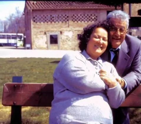 AI Video from prompt: I have a photo of my parents, I would like to an