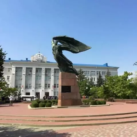 AI Video from prompt: Слева направо проезжает по земле с искрами разру