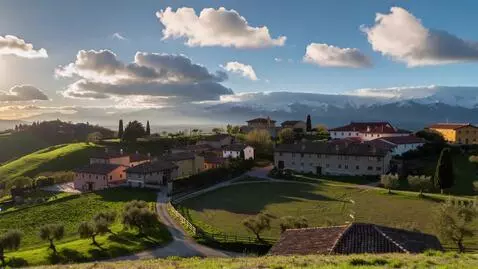 AI Video from prompt: Ускоренная запись поселка от рассвета до заката 